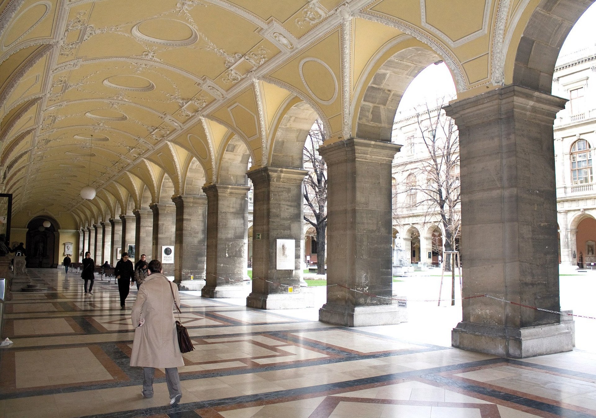 Naturstein Passage